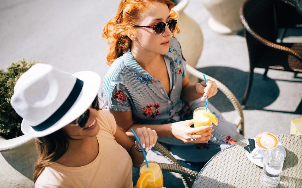 prendre un verre en terrasse entre amis ANCV