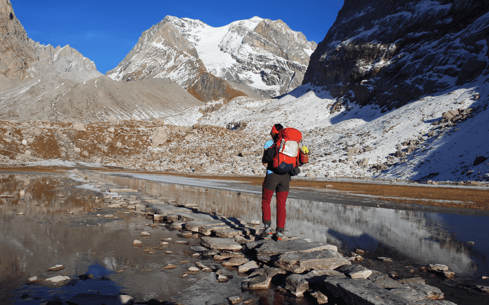 Randonnée en haute montagne avec vue sur un sommet enneigé