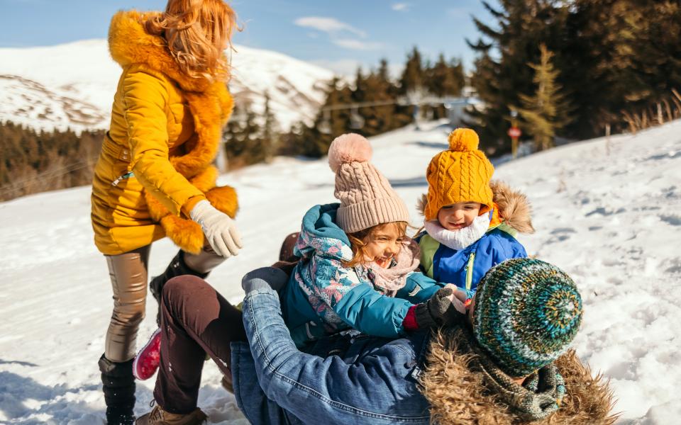 Famille à la montagne chèque-vacances