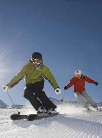 ski entre amis dans le massif central