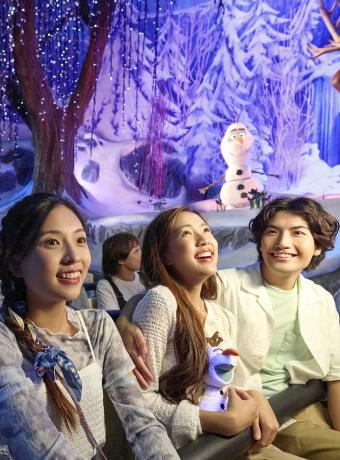 Visiteurs dans l'attraction disneyland paris