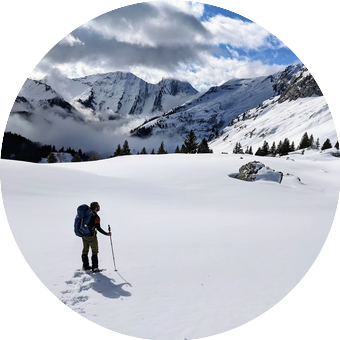 Randonnée hivernale dans un paysage de montagne enneigé
