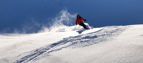 Ski hors-piste dans un champ de neige poudreuse Chèque-Vacances